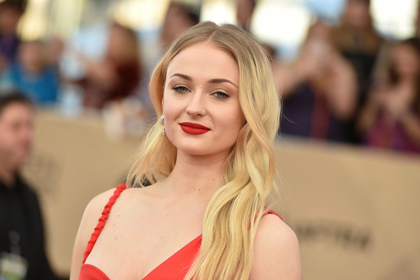 „game Of Thrones Star Sophie Turner Outet Sich Zum Start Des „pride Month Als Bisexuell 9386