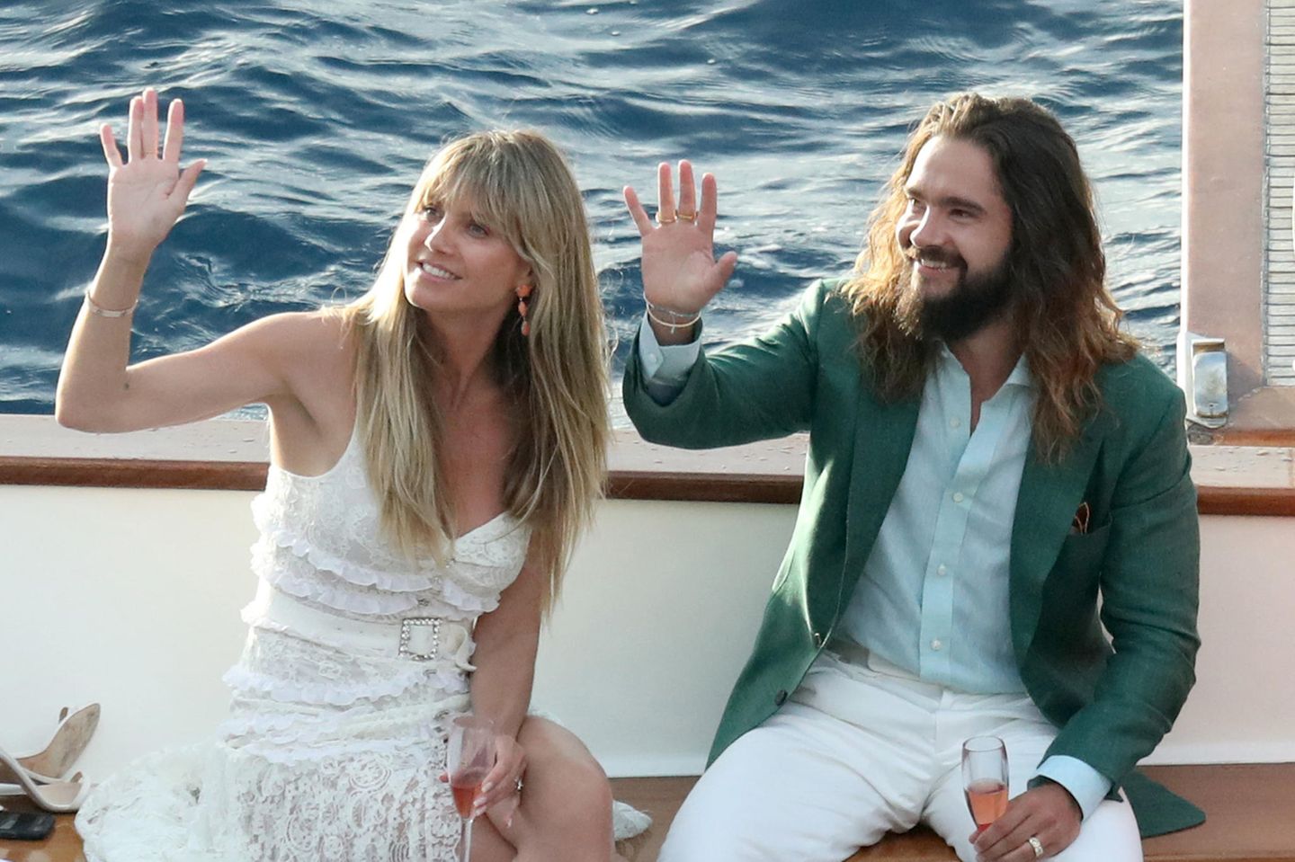 dpatopbilder - 02.08.2019, Italien, Capri: Topmodel Heidi Klum und Musiker Tom Kaulitz winken von einem Boot. Klum schürt seit …