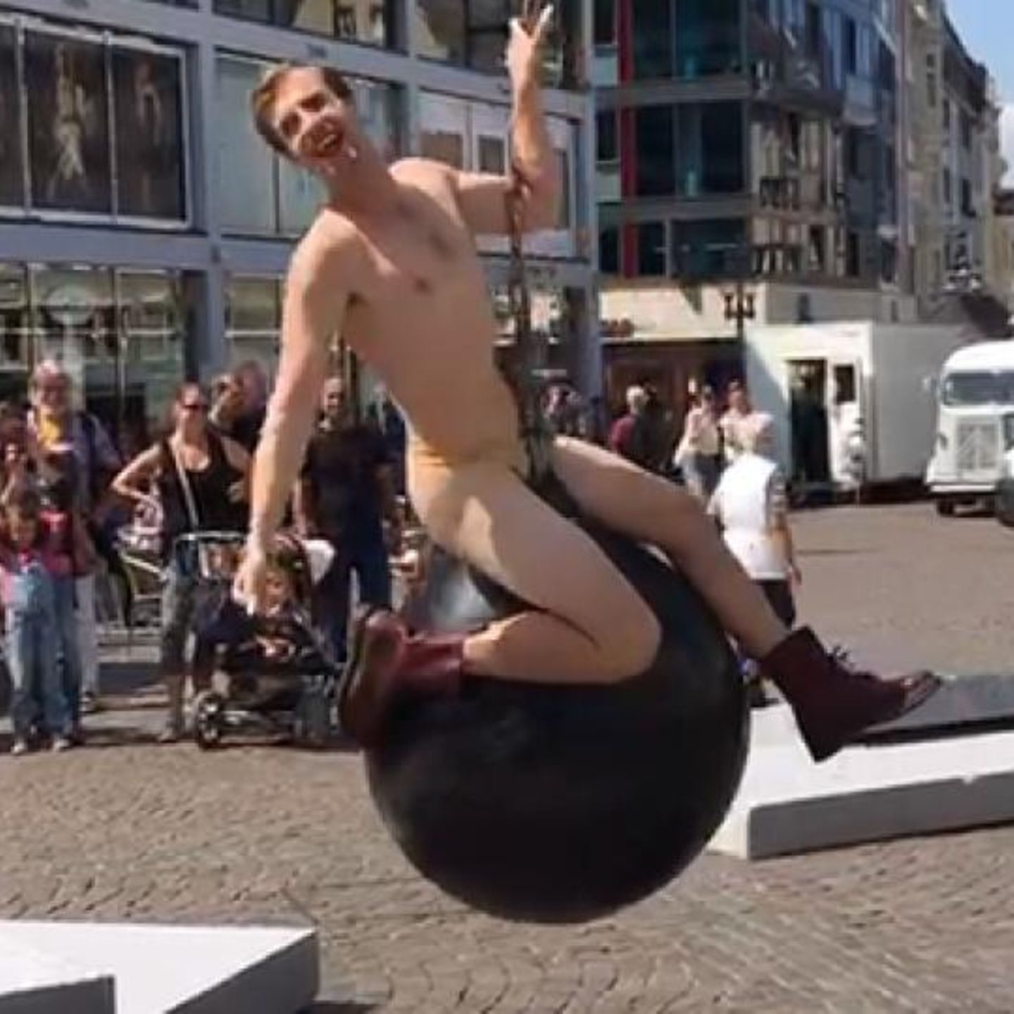 Miley Cyrus naked privat Luke Mockridge macht auf Miley Cyrus: Nackt auf der Abrissbirne in Bonn