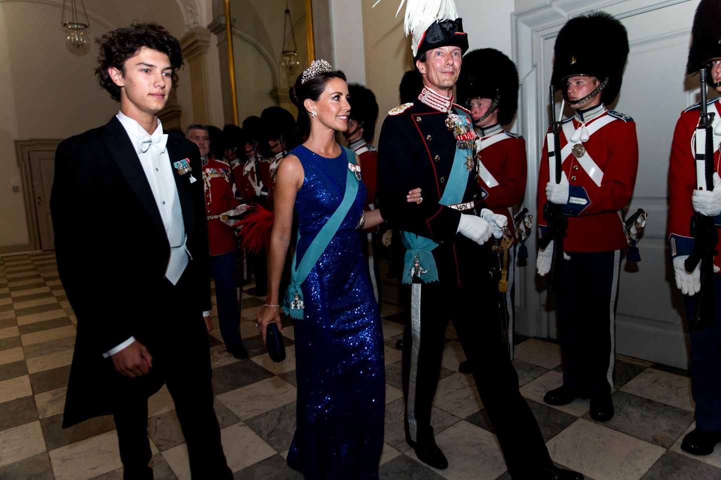 Prinz Nikolai von Dänemark mit seinem Vater Prinz Joachim und dessen 2. Ehefrau Prinzessin Marie auf einem Empfang.