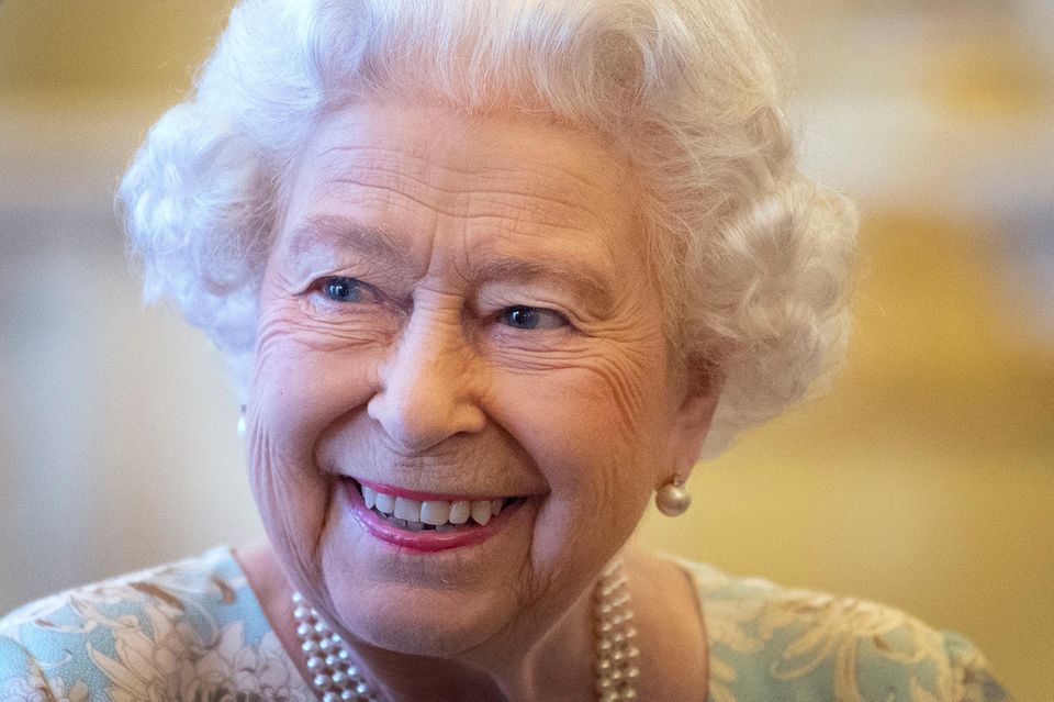 Queen Elizabeth II. dezent geschminkt bei einem Empfang im Buckingham Palast.