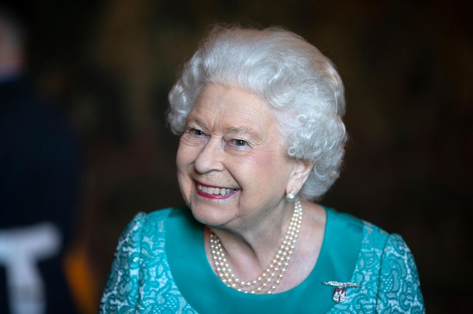 Queen Elizabeth II. perfekt frisiert in Edinburgh.
