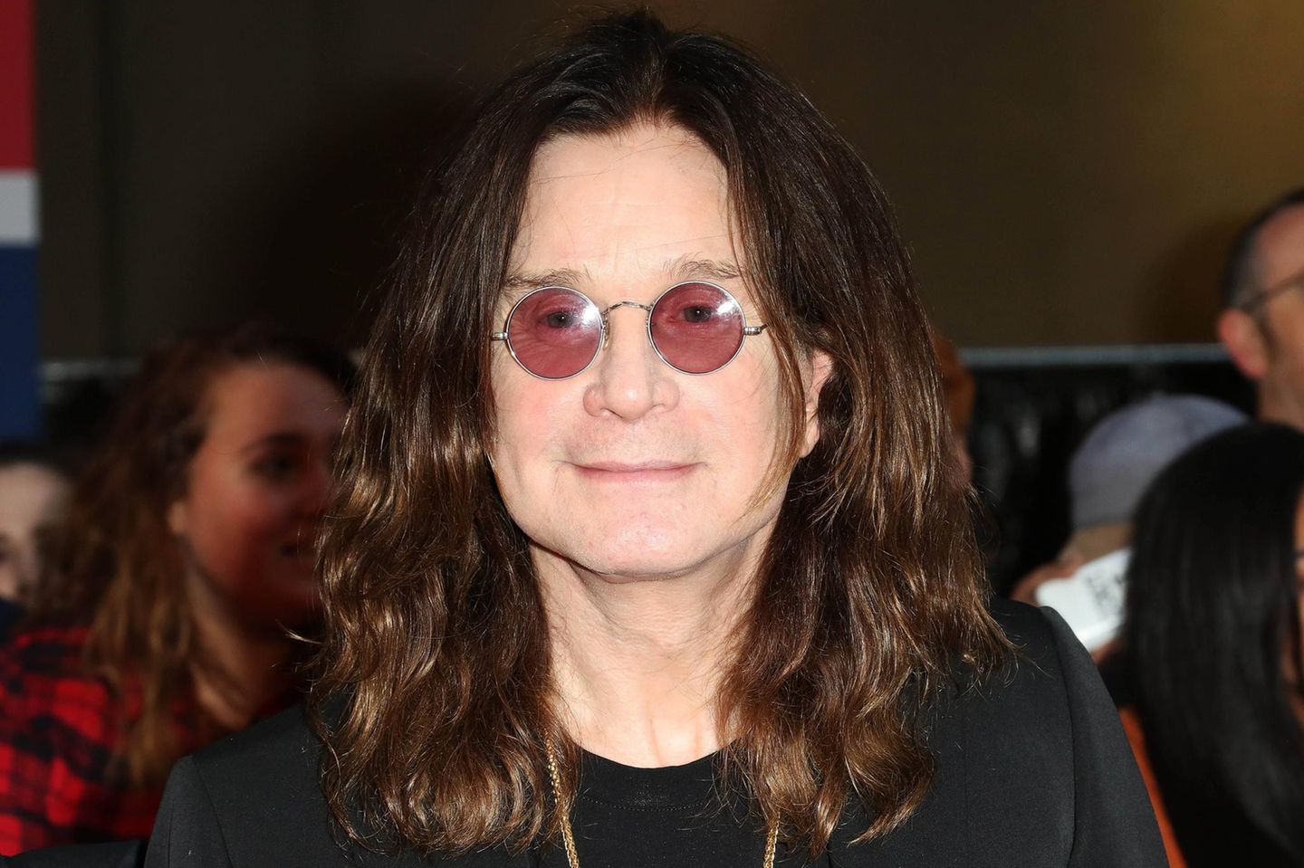 So sieht Ozzy Osbourne nicht mehr aus. Der 71-Jährige hat nun ganz graues Haar.