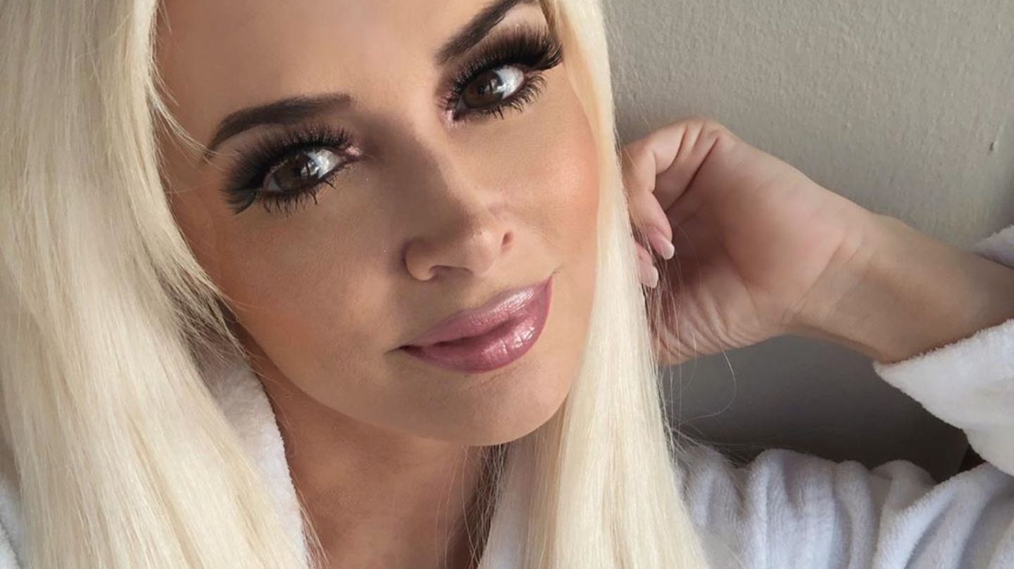 Daniela Katzenberger lässt PiercingRiss am Bauchnabel richten