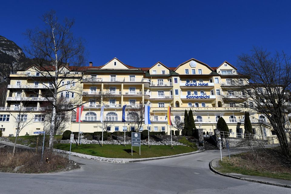24.03.2020, Bayern, Garmisch-Partenkirchen: Fahnen wehen vor dem Vier-Sterne-Haus "Grand Hotel Sonnenbichl". Der König von Thai…