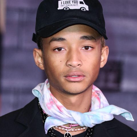 Das kann teuer werden!: Jaden Smith surft trotz Corona-Sperre am Strand von Malibu