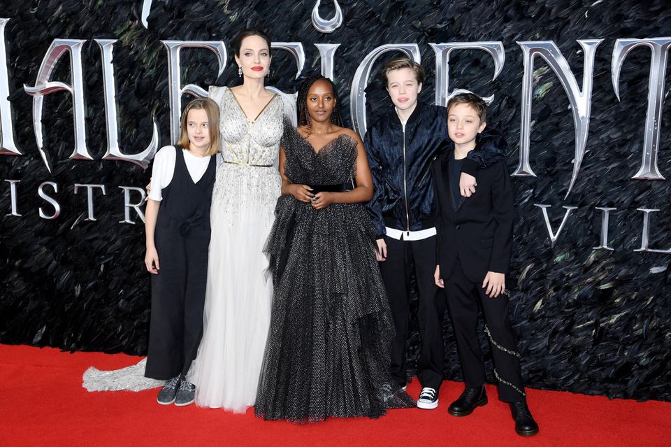 Angelina Jolie lebt mit allen ihren sechs Kindern zusammen.
