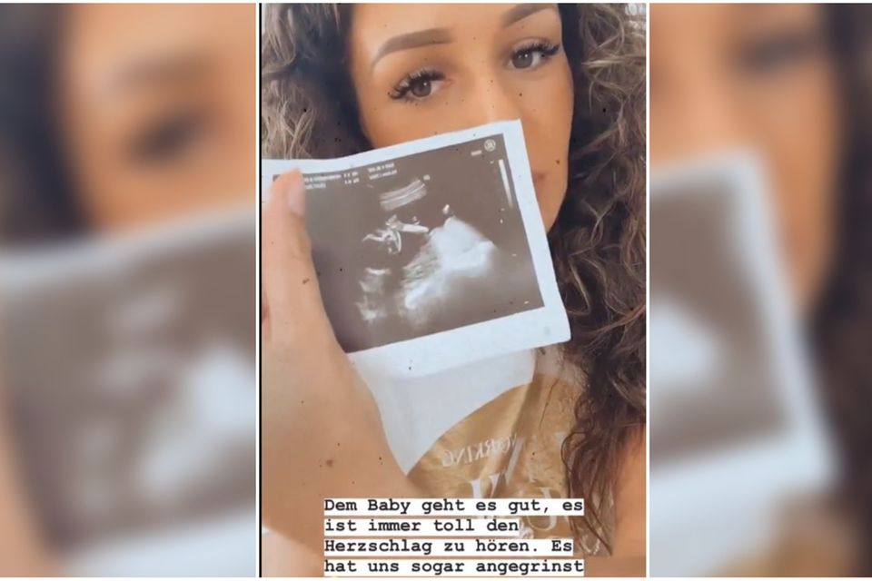 Samira zeigt ein Ultraschallbild ihres ungeborenen Babys