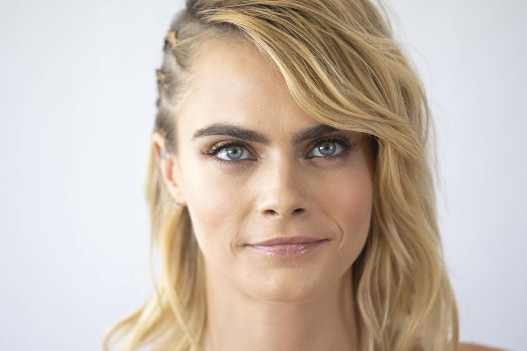 Cara Delevingne: „Als queeres Kind aufzuwachsen, war isolierend, حجم الصورة 2048x1365