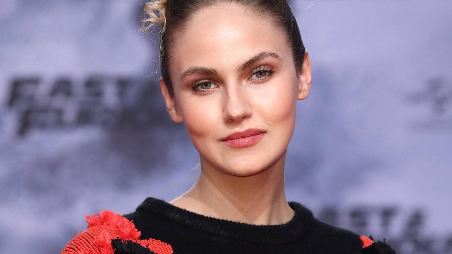 Elena Carrière zeigt die ersten PärchenSelfies mit ihrem heißen