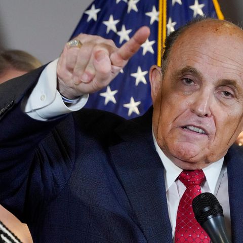 Fake-Farbe und Fake-News sorgten für viel Spott: Rudy Giuliani schweißgebadet: Netz lacht über falsche Haarfarbe von Trump-Anwalt