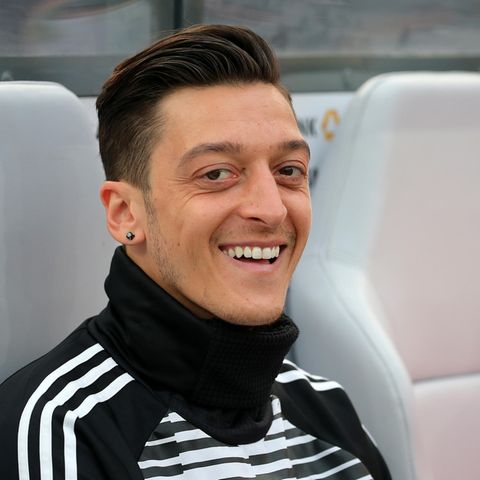 Mesut Özil zeigt den Fans erstmals sein Töchterchen Eda.