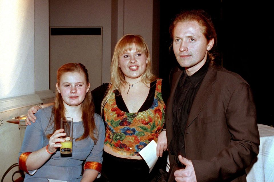 Barby Kelly im Jahr 2000 mit ihrer Schwester Maite und Bruder Joey.  Im selben Jahr zog sich Barby aus der Öffentlichkeit zurück.