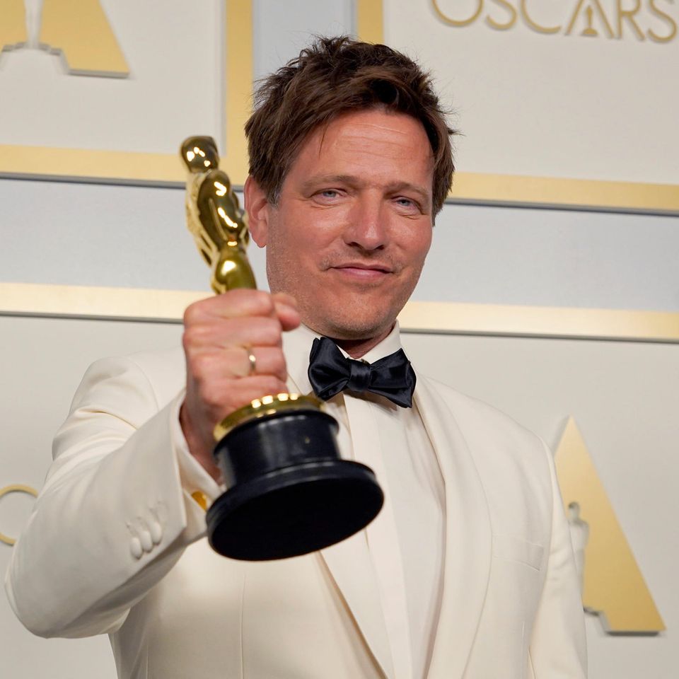 26.04.2021, USA, Los Angeles: Thomas Vinterberg, dänischer Filmregisseur, steht im Presseraum mit dem Oscar für den besten inte…
