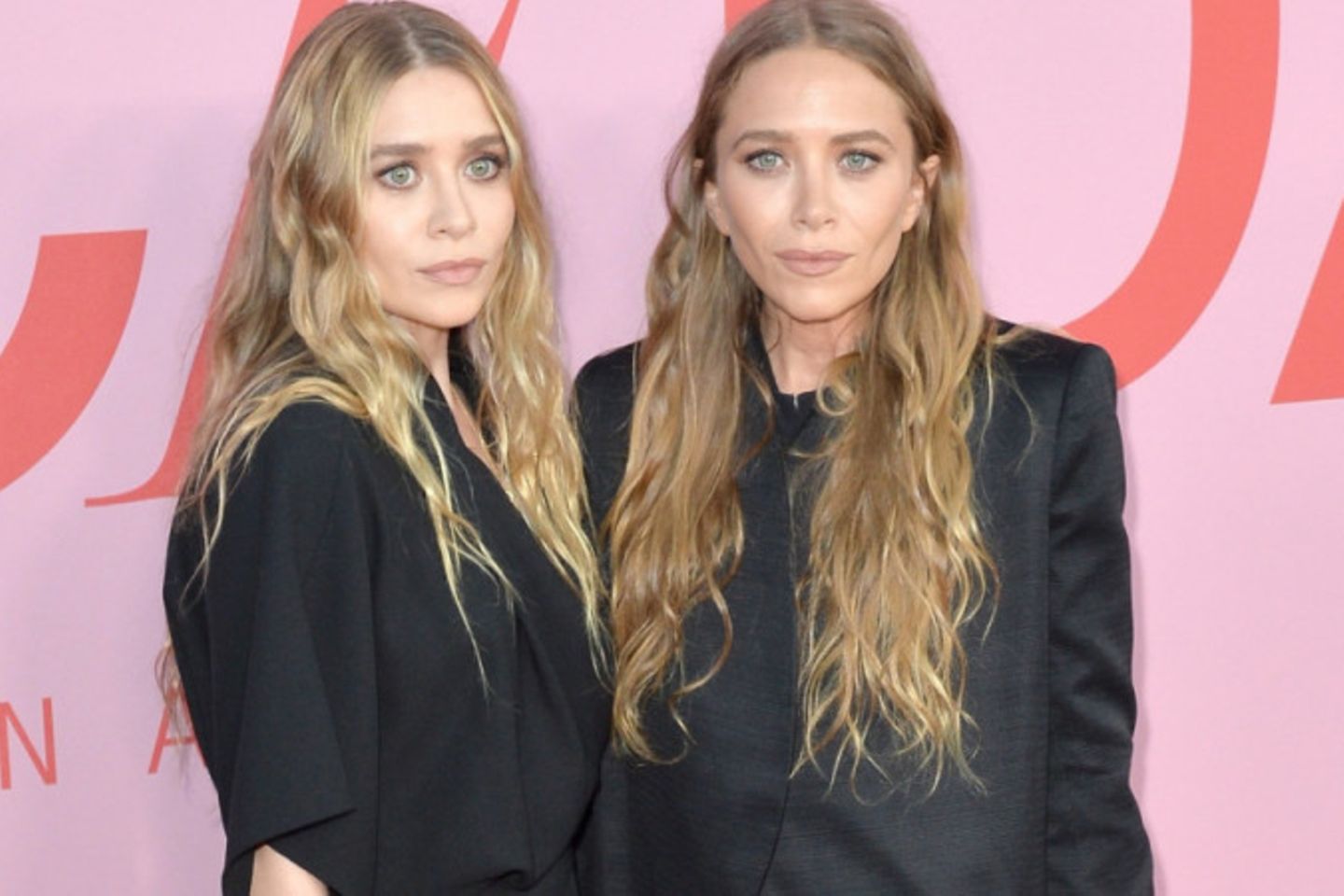 Mary-Kate und Ashley Olsen geben sich gegenseitig Halt