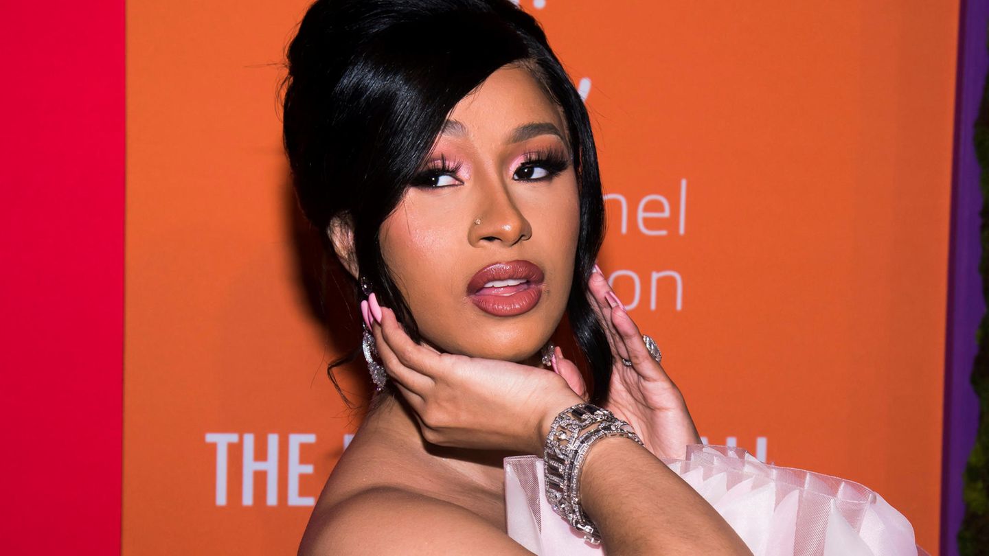 Cardi B: Lässige Throwback-Fotos Zeigen Ihre Natürliche Mähne Im Lauf ...