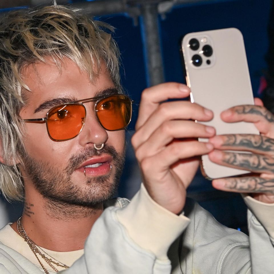 „Tokio Hotel“-Star Bill Kaulitz macht ein Selfie