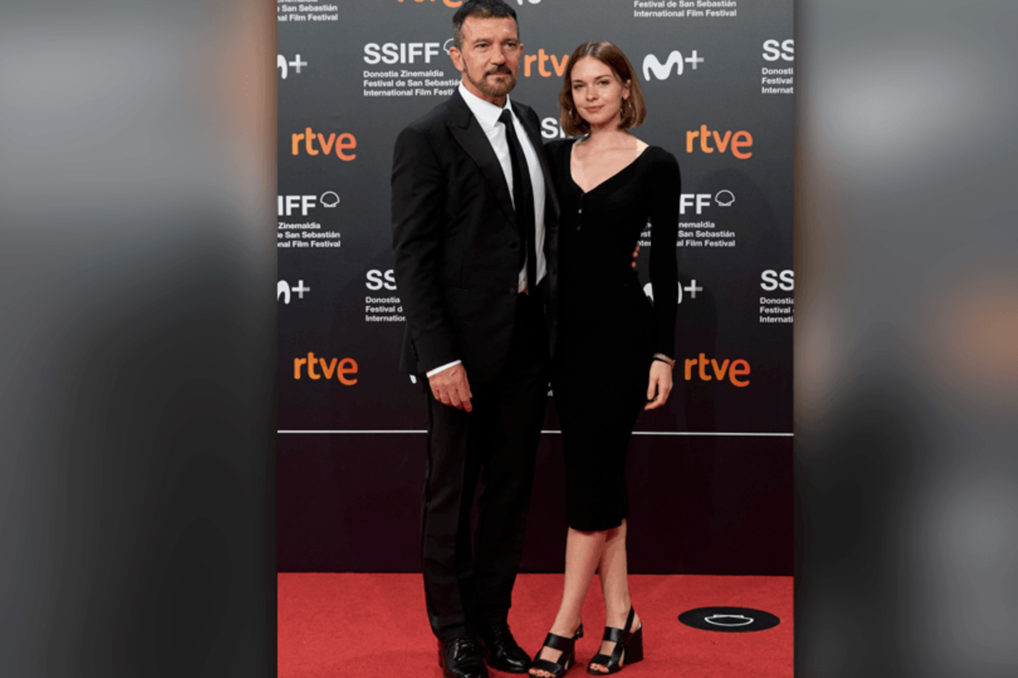 Antonio Banderas und Tochter Stella auf dem Roten Teppich der Filmfestspiele von San Sebastian 2021.
