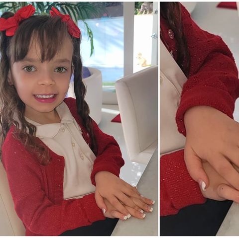Die kleine Chanel posiert stolz mit ihren frischgemachen Nägeln vor der Kamera von Coco Austin.
