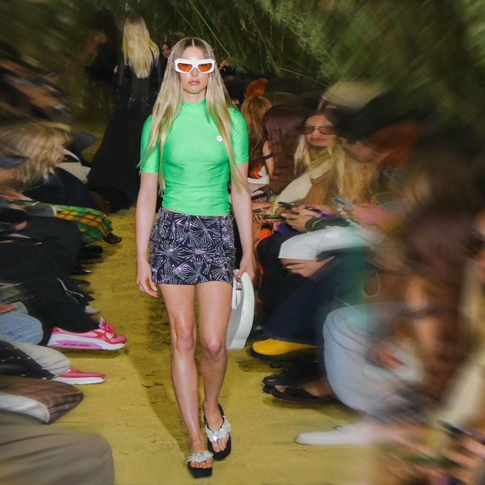 Bei der Pariser Fashion Week: Steve Jobs‘ Tochter Eve feiert Laufsteg-Debüt