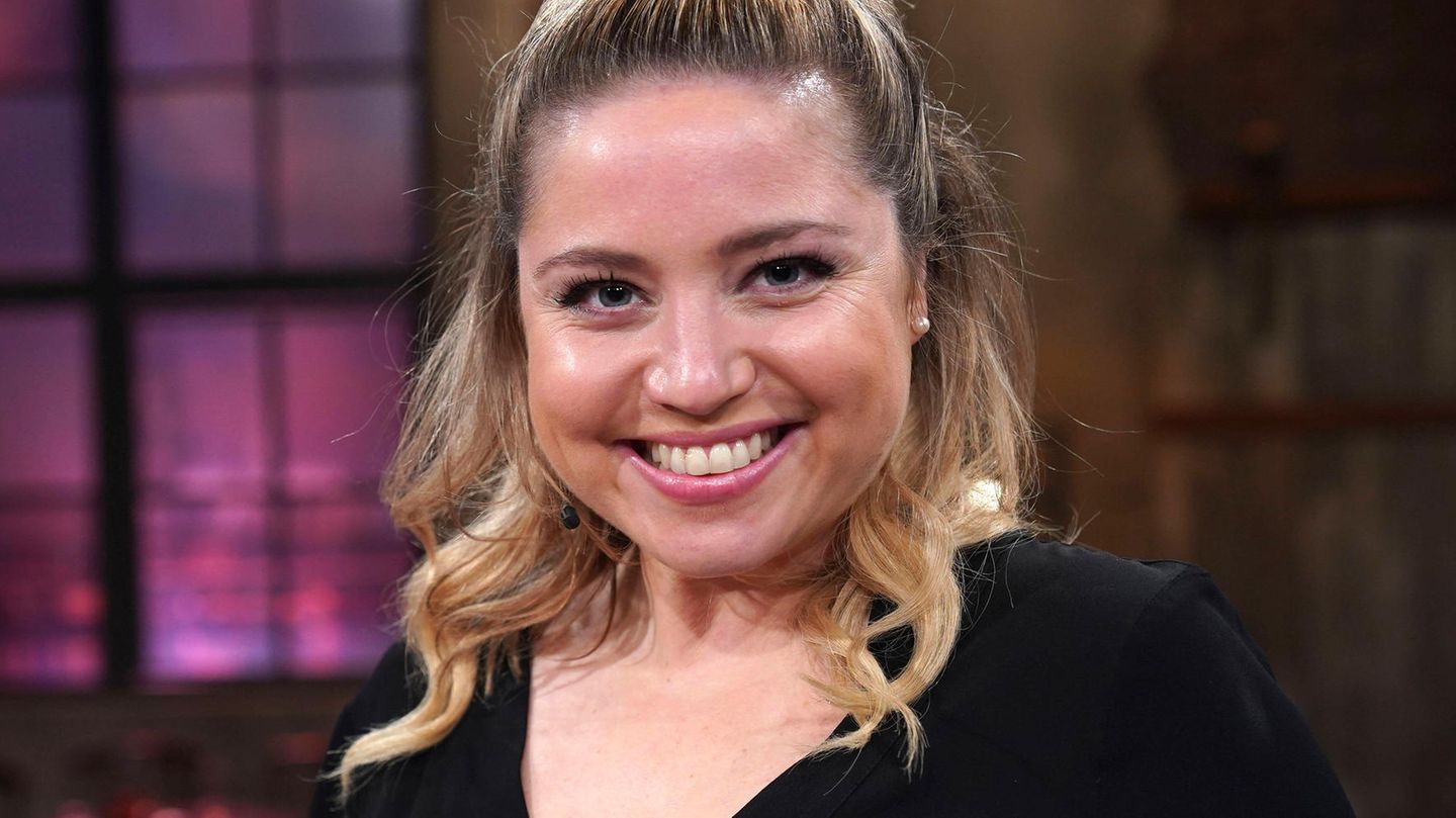 Schwangere Caroline Frier ExAWZStar zeigt sich erstmals öffentlich mit Babybauch