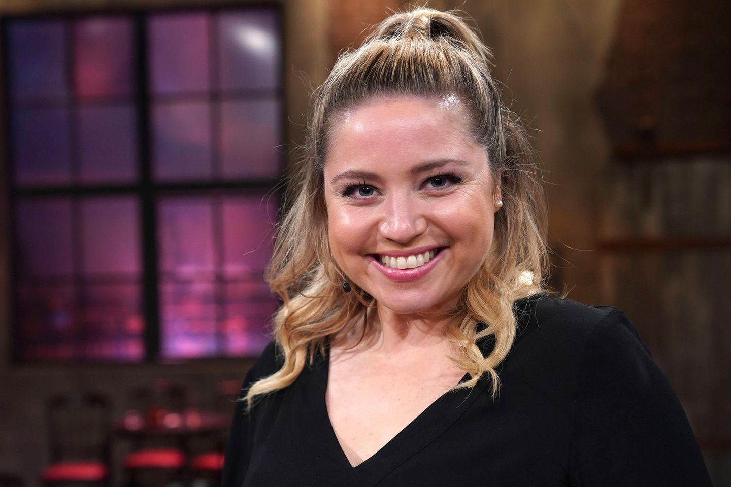 Schwangere Caroline Frier: Ex-AWZ-Star zeigt sich erstmals öffentlich mit  Babybauch