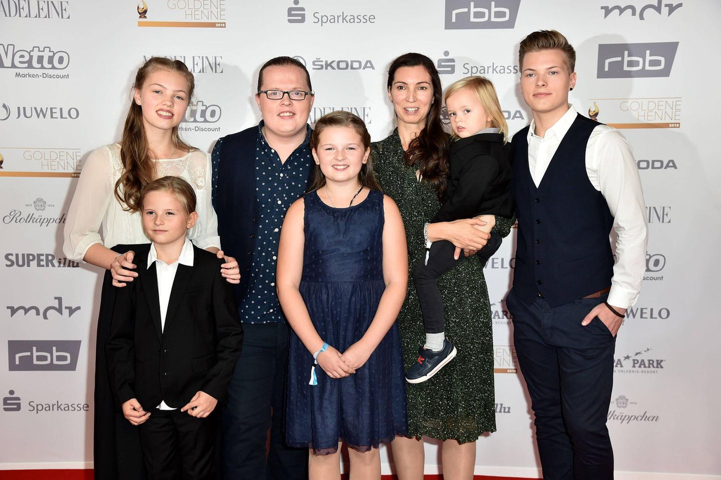 Angelo Kelly mit seiner Ehefrau Kira Harms Kelly und den Kindern Gabriel , Helen, Mary Emma, Joseph und William Emanuel Kelly bei der Verleihung Die Goldene Henne am 28.09.2018 in Leipzig Die Goldene Henne 2018 Verleihung in Leipzig *** Angelo Kelly