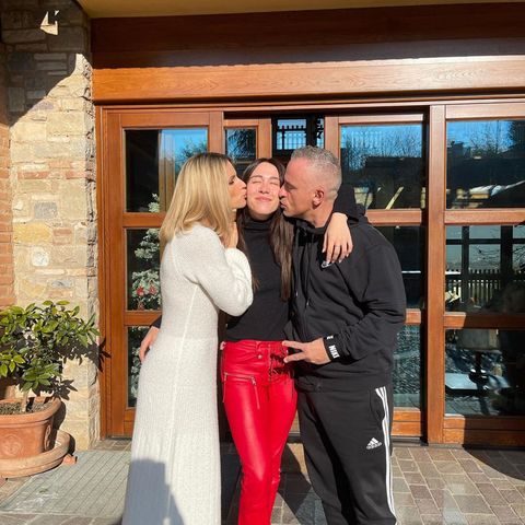 Michelle Hunziker und Eros Ramazzotti umarmen ihre Tochter Aurora Ramazzotti und geben ihr einen Kuss.