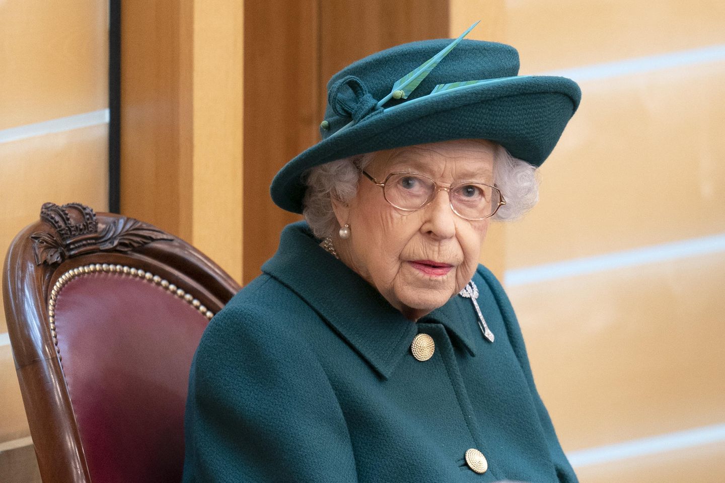 ARCHIV - 02.10.2021, Großbritannien, Edinburgh: Königin Elizabeth II. von Großbritannien sitzt im Plenarsaal des schottischen P…