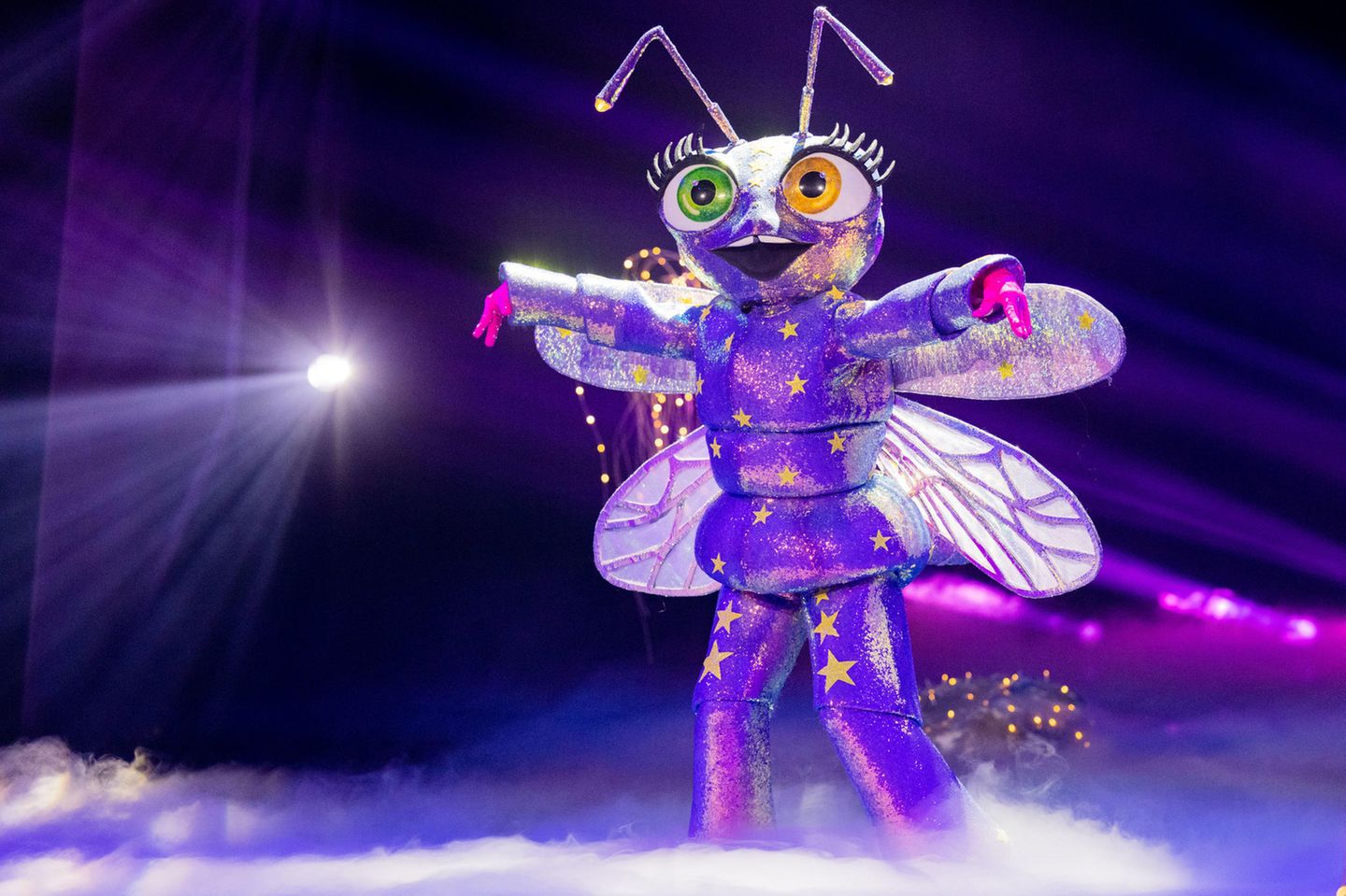 06.01.2022, Nordrhein-Westfalen, Köln: Die Figur «Das Glühwürmchen» steht in der Prosieben-Show «The Masked Dancer» auf der Büh…