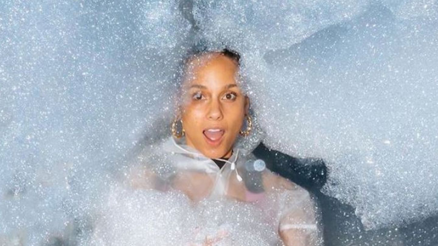 Popstar Alicia Keys Feiert Eine Schaumparty