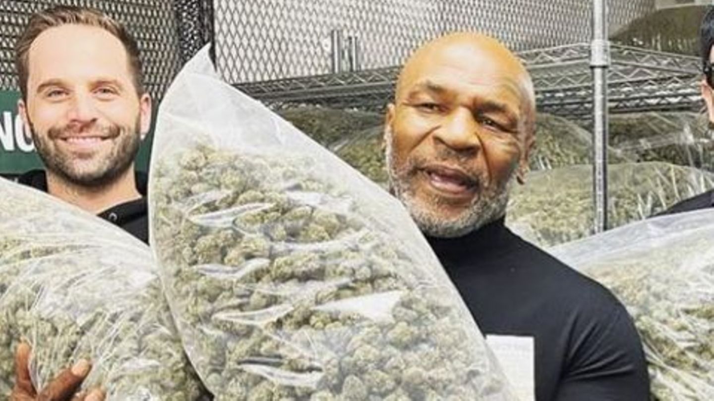 Mike Tyson Posiert Mit Säcken Voller Marihuana 9845