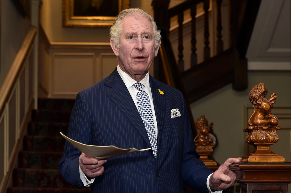 Prinz Charles informiert über den Zustand der Königin