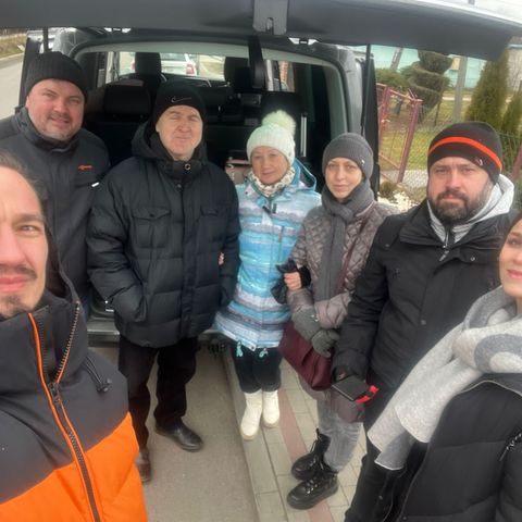 Erfahrungsbericht der RTL-Reporterin, die ihn begleitete: Flucht aus der Ukraine: So rettete Motsi Mabuses Ehemann Evgenij seine Eltern