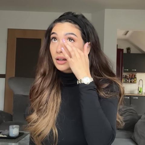 Paola Maria schießen beim Beantworten der Fan-Fragen Tränen in die Augen.