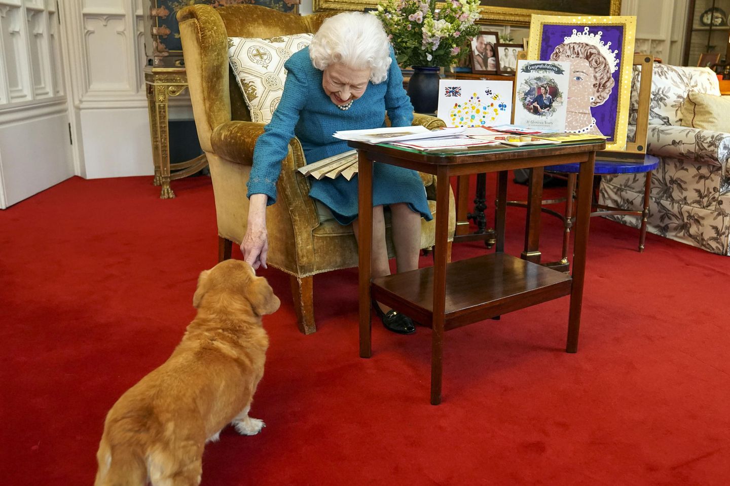 Die Queen mit ihrem Dorgi Candy.
