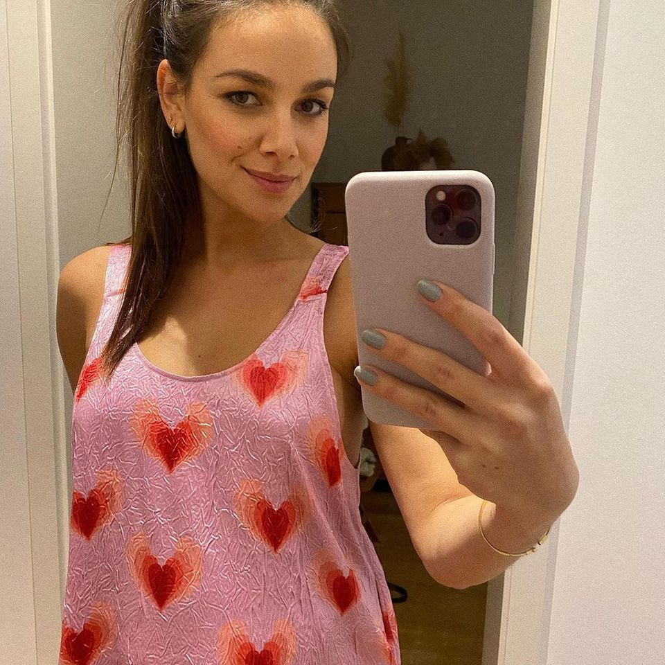 Janina Uhse gewährt den Fans einen Blick auf ihren Babybauch.