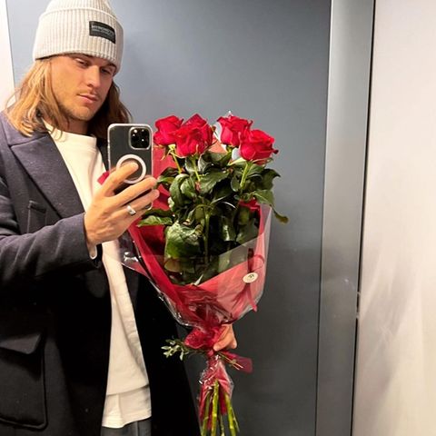 Wem möchte Rúrik Gíslason denn mit diesen Rosen eine Freude machen?