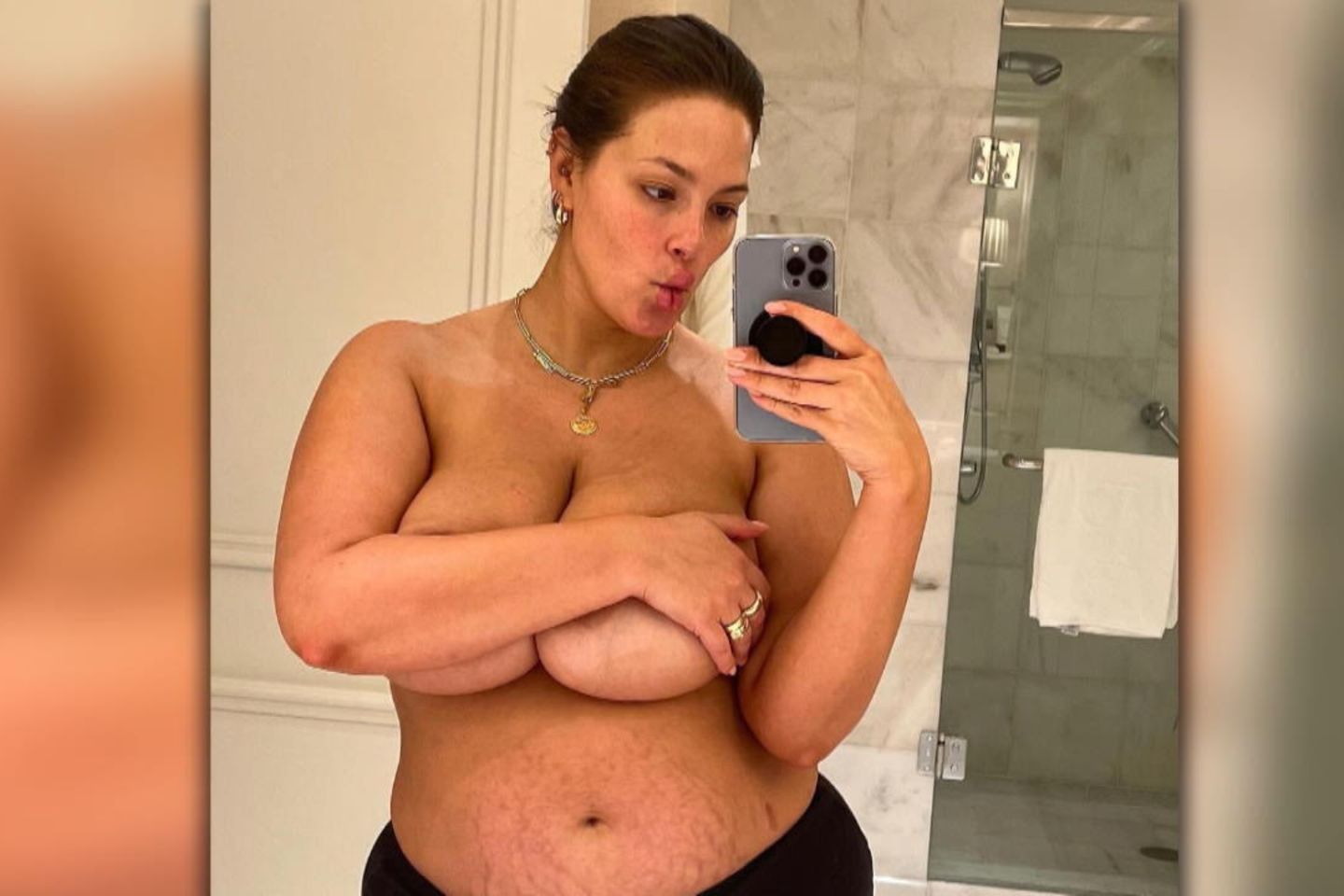 Ashley Graham: Vom Sexsymbol zur „Gebärmaschine mit Dehnungsstreifen bis  zum Bauchnabel“