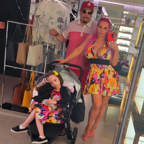 Die kleine Lady guckt ganz schön mürrisch: Coco Austin kassiert einen Shitstorm: Töchterchen Chanel (6) sitzt noch im Kinderwagen