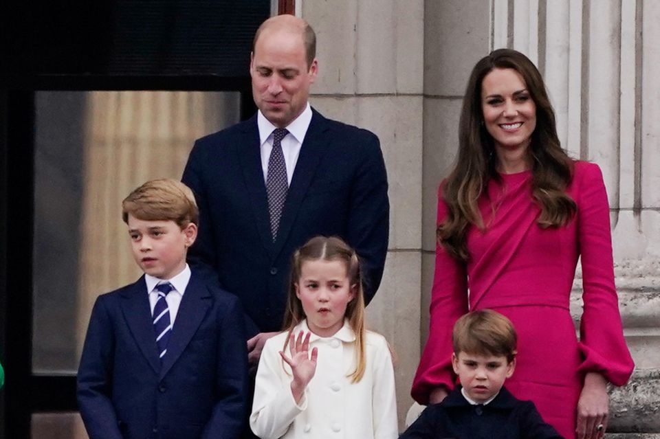 ARCHIV - 05.06.2022, Großbritannien, London: Der britische Prinz William, seine Frau, Herzogin Kate und ihre Kinder Prinz George (8, l), Prinzessin Charlotte (7, M) und Prinz Louis (4) stehen am vierten Tag der Feierlichkeiten zum Platinjubiläum der