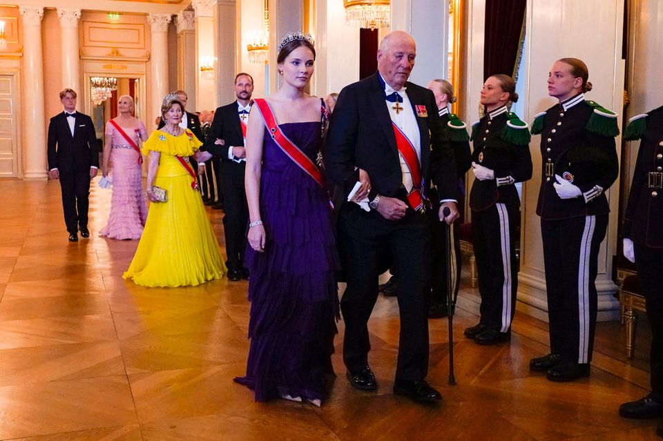 17.06.2022, Norwegen, Oslo: Norwegens Prinzessin Ingrid Alexandra und König Harald schreiten durch den Großen Saal vor dem Gala…