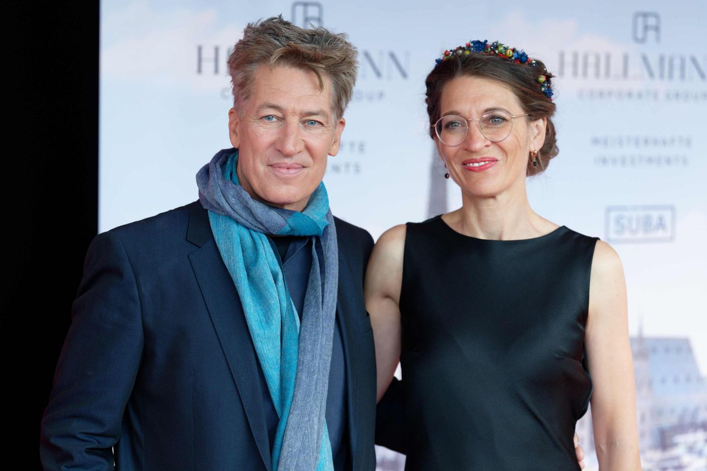 ARCHIV - 28.08.2021, Nordrhein-Westfalen, Bonn: Der Schauspieler Tobias Moretti und seine Frau Julia Moretti kommen zur Verleih…