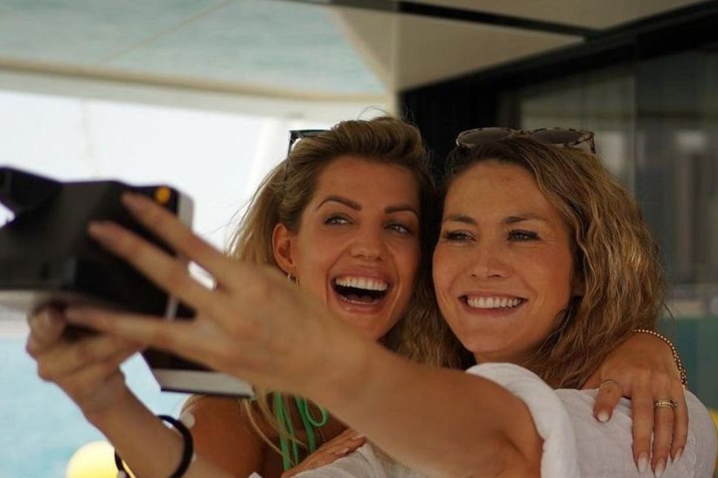 Sarah Harrison und Fiona Erdmann sind Freundinnen, leben beide in Dubai