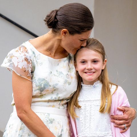 Winterliche Looks: Partnerlook mit ihrer Tochter: Victoria von Schweden feiert Namenstag