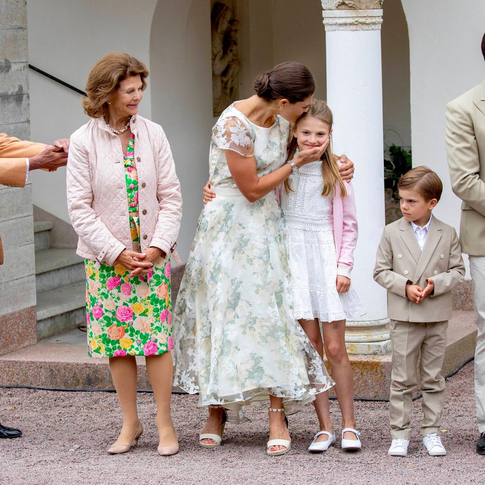Eine Familie wie aus dem schwedischen Kinderbuch: König Carl Gustaf, Königin Silvia, Kronprinzessin Victoria mit Prinzessin Estelle, Prinz Oskar und Prinz Daniel.