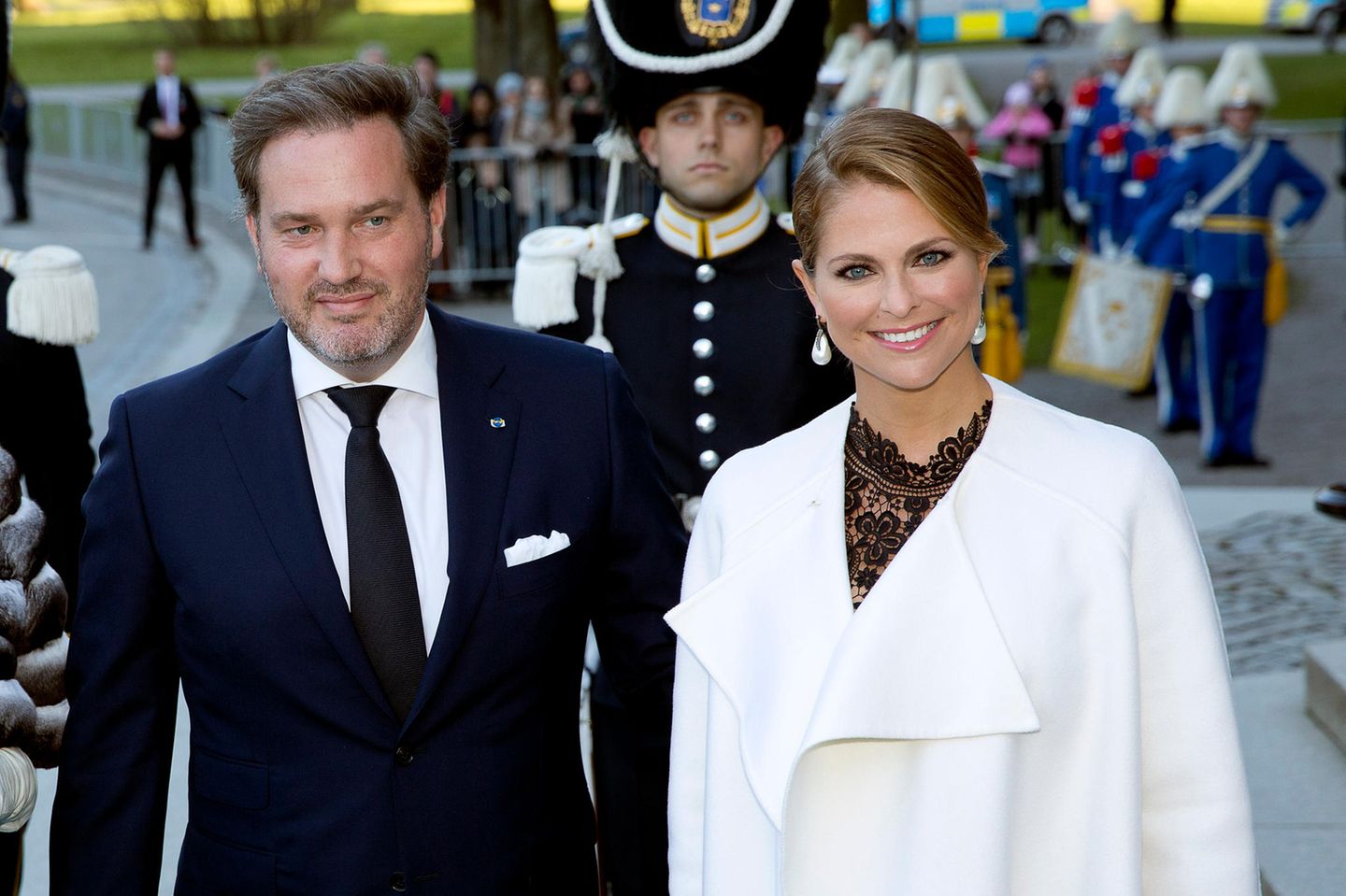 Chris O'Neill und Prinzessin Madeleine von Schweden unterhalten sich gerne mal auf Deutsch.