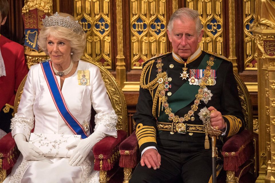 Staatseröffnung des Parlaments 2016. Camilla und Charles in royaler Montur bei der Staatseröffnung des Parlaments im House of L…
