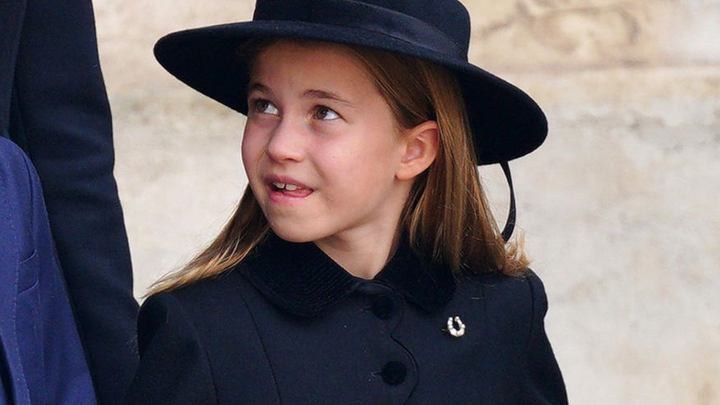 QueenBeerdigung Prinzessin Charlotte ehrt ihre Uroma mit HufeisenBrosche