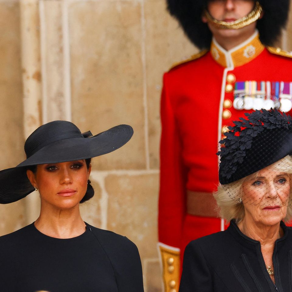 Queen Consort Camilla und Herzogin Meghan bei der Beerdigung der Queen